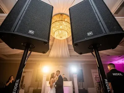 Renta de bocinas para recepción compacta de boda con micrófono CDMX