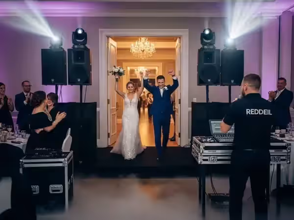 Entrada de novios con humo y DJ en boda con luz y sonido premium
