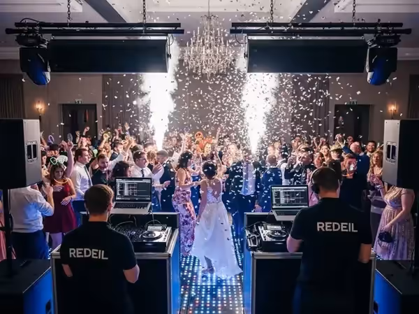 Pista de baile con confeti y DJ durante la fiesta de boda