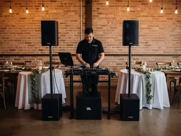 Equipo de audio rústico industrial montado para boda en hacienda