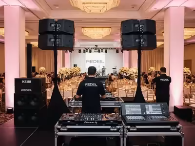 Renta de bocinas line array para bodas con DJ Pioneer en salón elegante CDMX