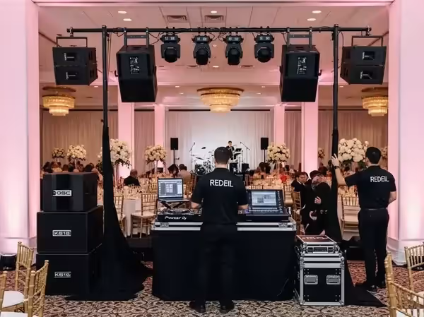 Salón de hacienda con bocinas QSC y luces en truss para la recepción