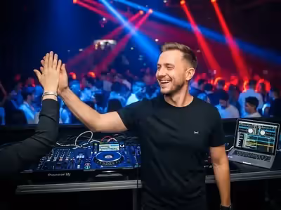 DJ con iluminacion robotica y efectos LED CDMX