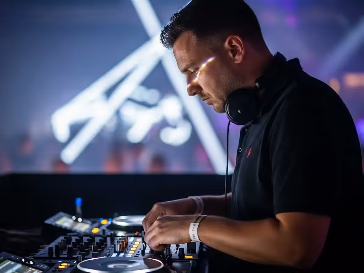 Baile sorpresa animado por el DJ en fiesta privada
