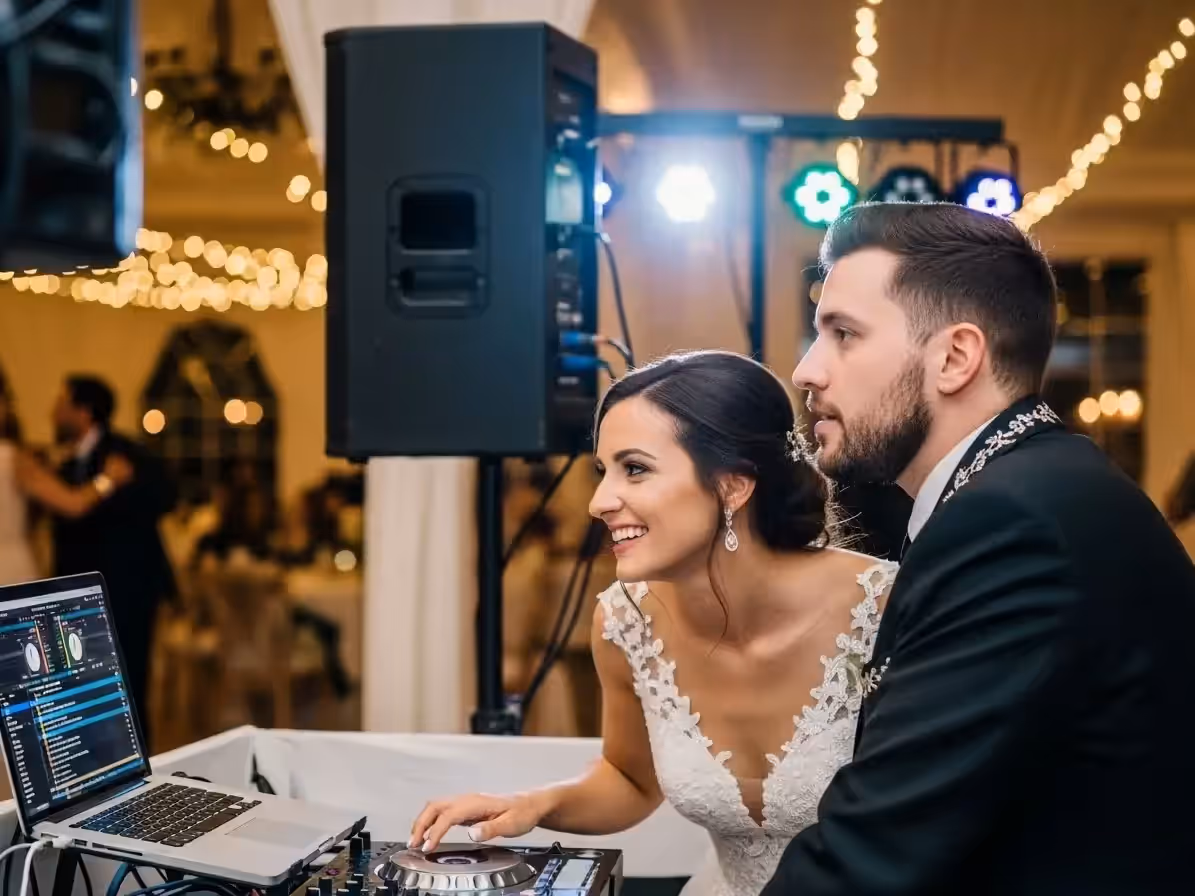 Brindis de celebración con música del DJ de fondo