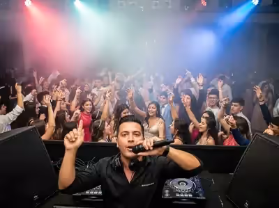 DJ y pista de baile en graduacion universitaria