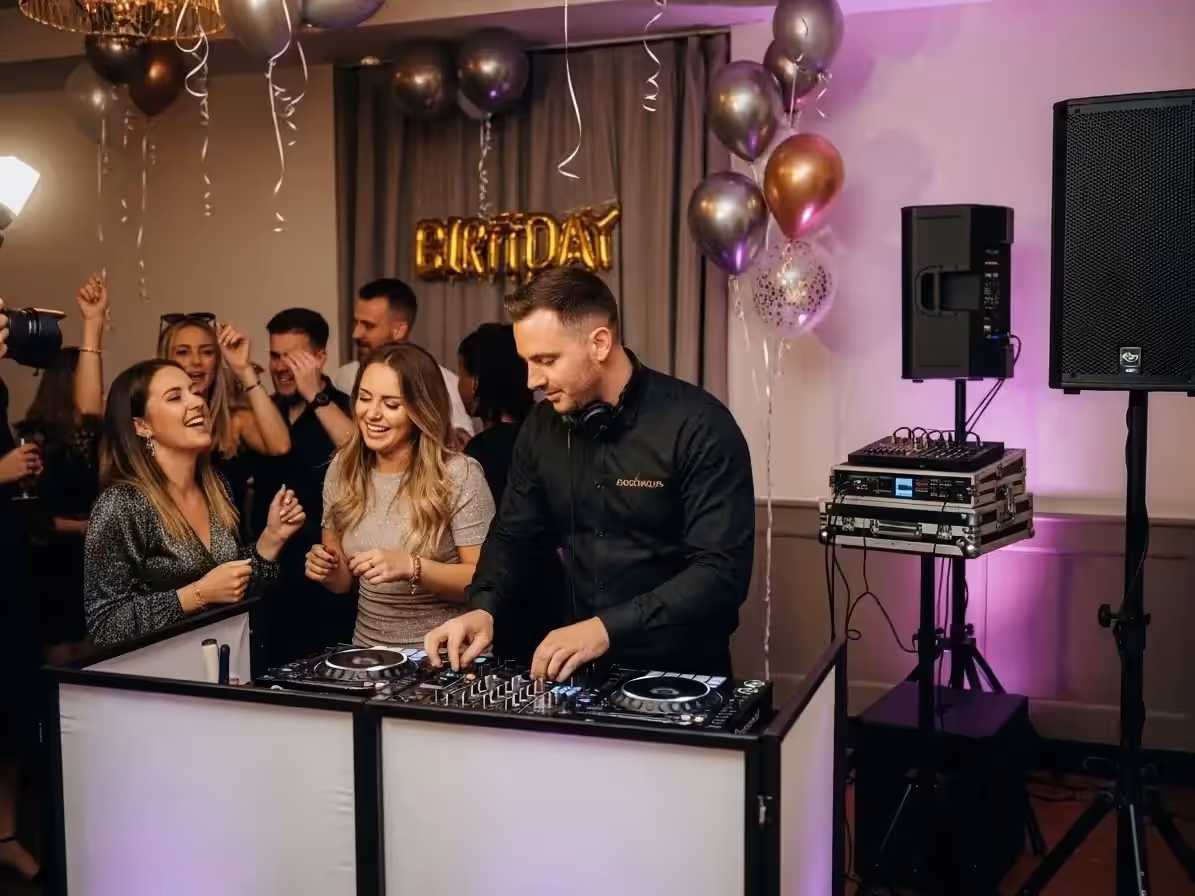 Pista de baile iluminada durante una fiesta privada