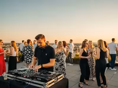 DJ profesional para eventos con bocinas y luces en pista de baile CDMX