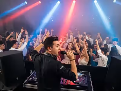 DJ con iluminacion robotica en evento corporativo