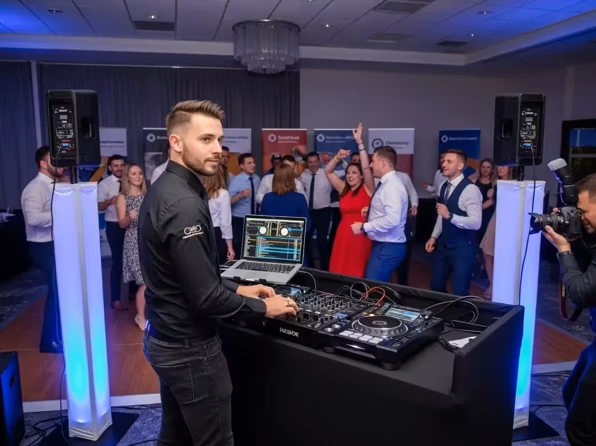 DJ en evento corporativo nocturno
