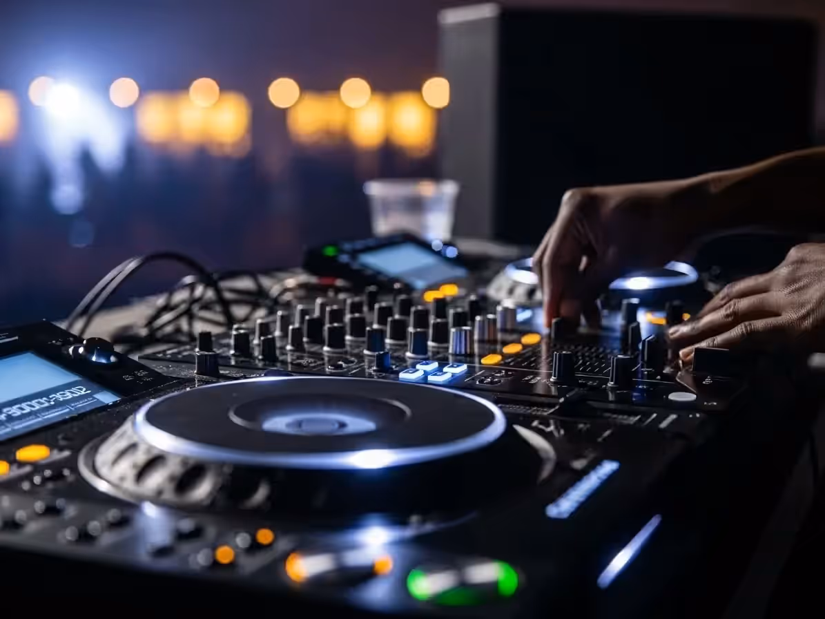 DJ en fiesta de aniversario con ambiente íntimo