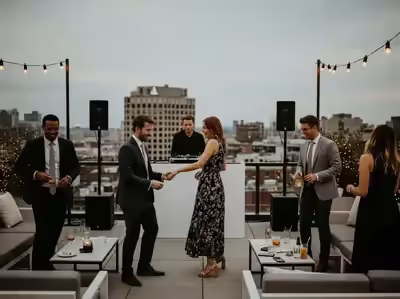 Pista de baile llena en fiesta de XV anos