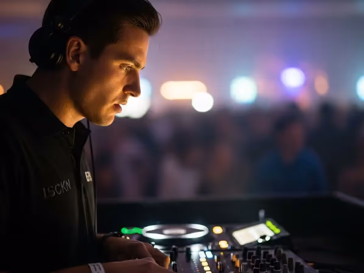 DJ para boda en jardín durante la noche