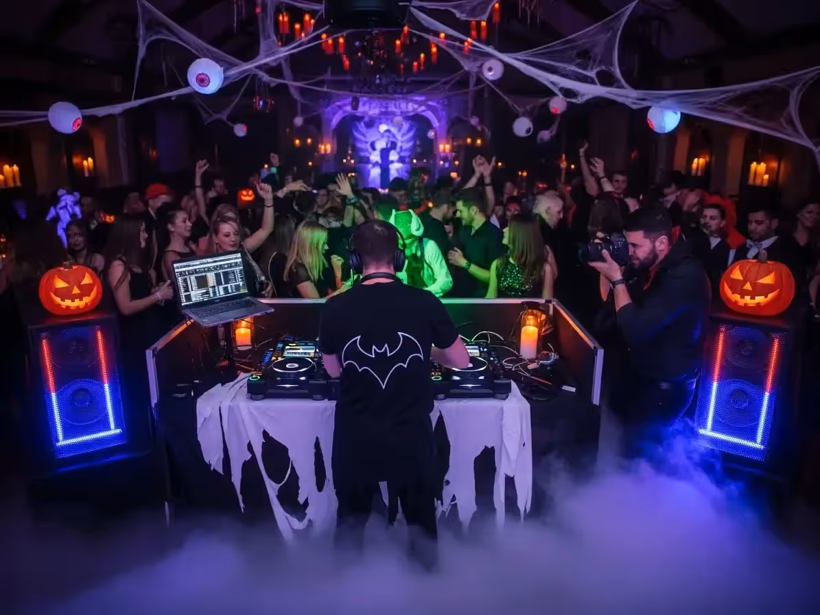 DJ en la recepción de una boda
