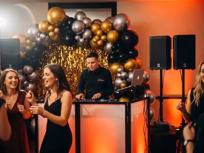 DJ profesional en evento corporativo con ambiente controlado