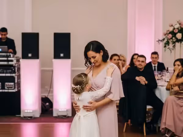 DJ y audio profesional durante el baile de madre e hija