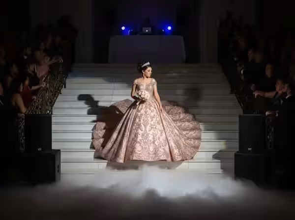 Entrada de la quinceañera por la escalera con DJ y subwoofer
