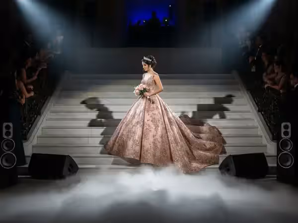 Entrada de quinceañera por escalera con seguidor de luz y humo