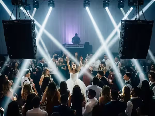 Invitados en fiesta de XV años con audio QSC y luces de fondo