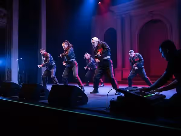 Show de baile en teatro con monitores de audio en XV años