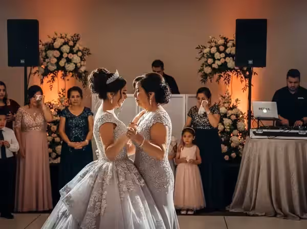 Vals de madre e hija en salón elegante de XV años con audio premium