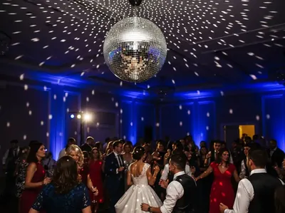 Bola disco con humo en fiesta tematica retro