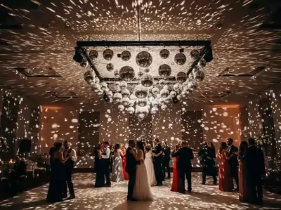 Destellos de bola disco en pista de baile