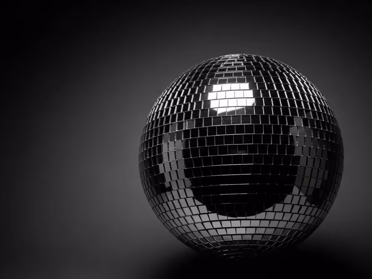 Renta de bola disco con luces LED de colores para fiesta 80s