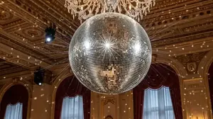 Bola disco con espejos giratorios para salón de fiestas - Efectos de luz clásicos CDMX