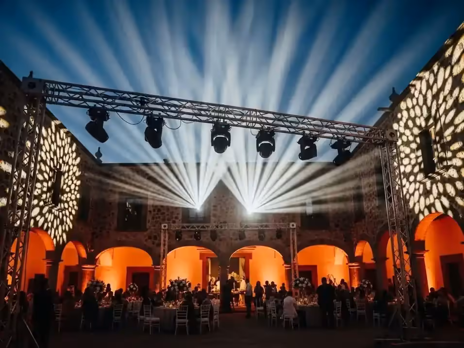 Show aereo con beams en hacienda nocturna