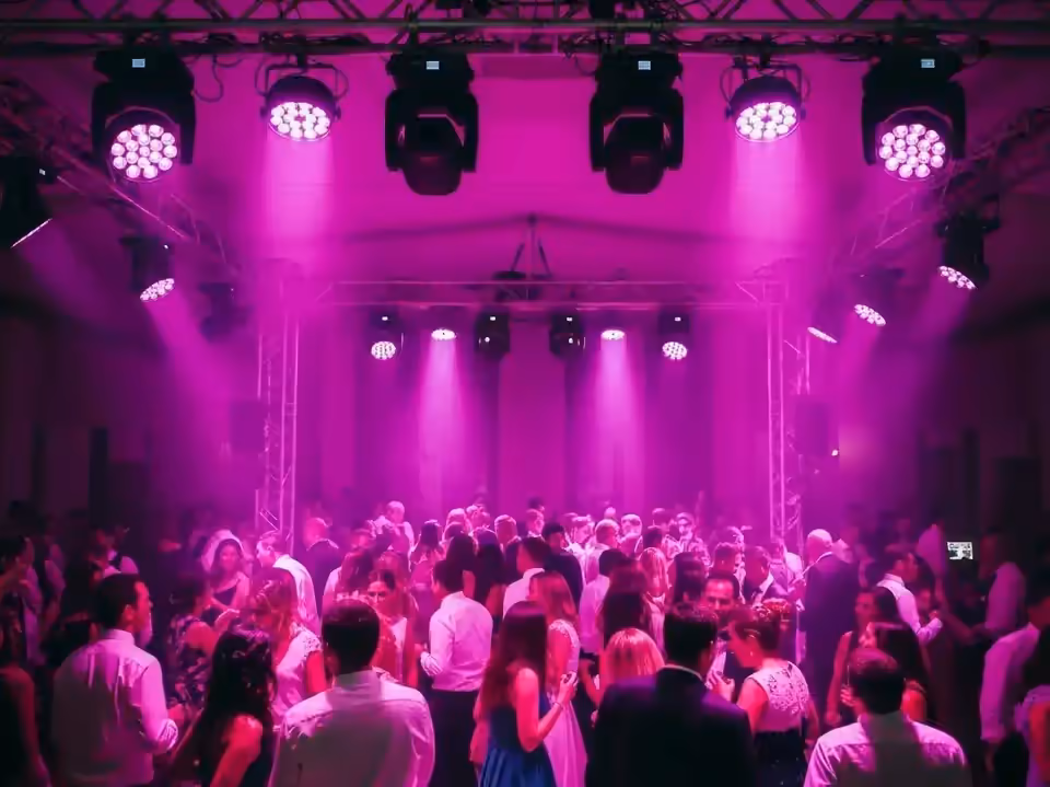 Renta de cabeza movil Wash LED RGBW para pista de baile