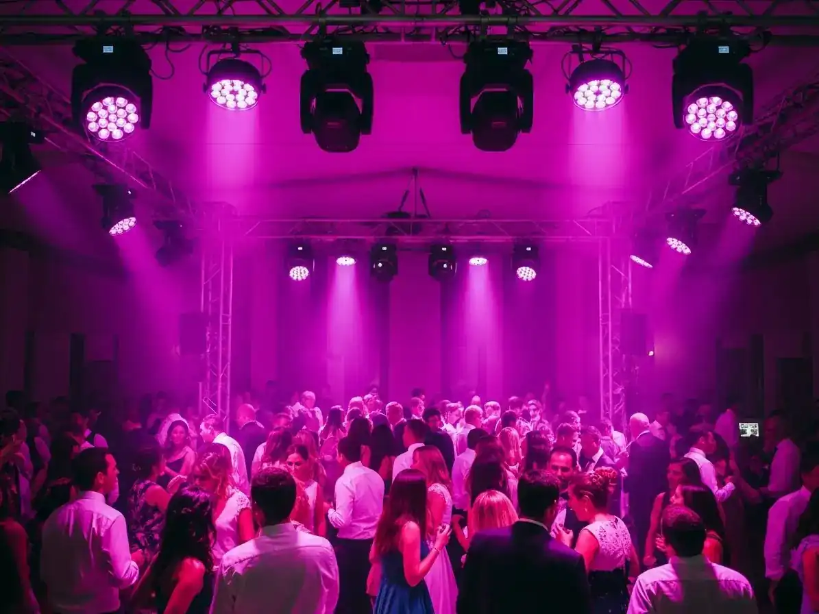 Renta de cabeza movil Wash LED RGBW para pista de baile