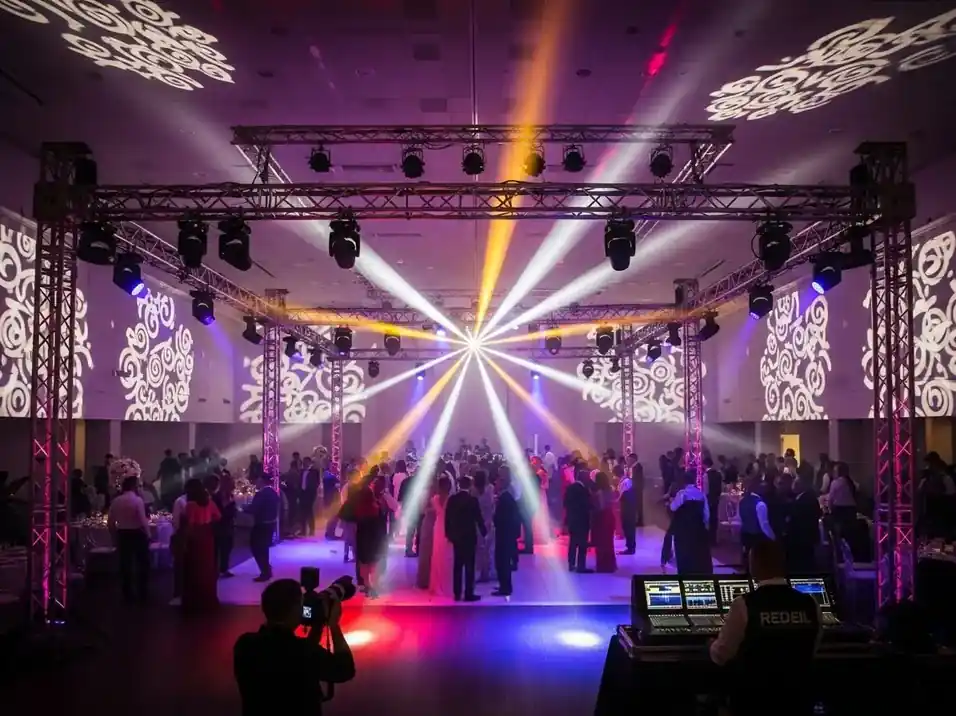 Renta de cabeza movil hibrida Beam Spot Wash para eventos