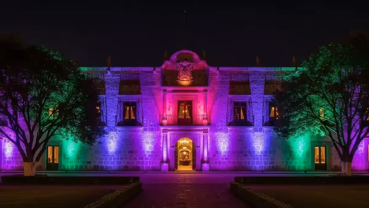Fachada repartida en tramos de color gobernados por separado