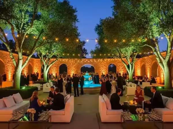 Banquete de boda en el tono cálido asignado al acto de la cena