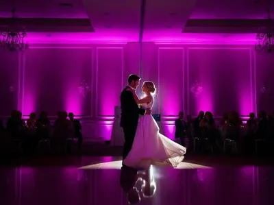 Fiesta de XV años con iluminación City Color magenta vibrante