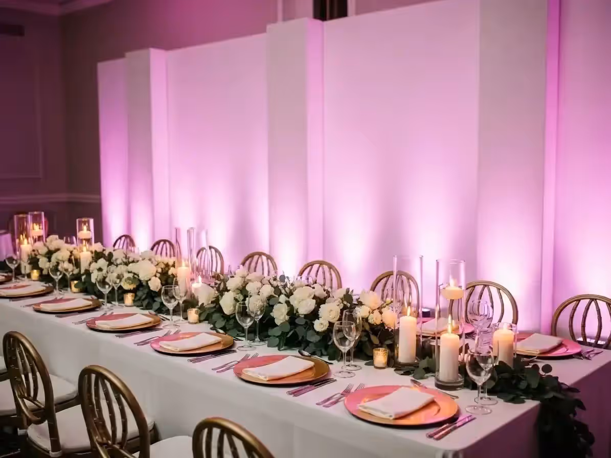 Mesa imperial de boda acentuada con el tono elegido para la cena