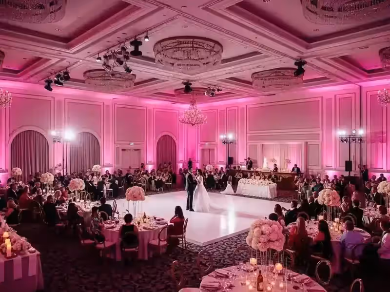 Evento con muros del salón en azul saturado uniforme