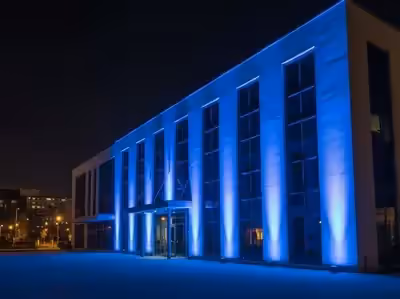 Edificio moderno iluminado con City Color azul arquitectónico