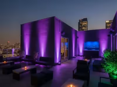 Terraza rooftop con City Color morado y vista a la ciudad