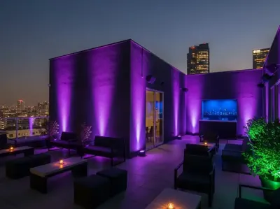 Terraza rooftop con City Color morado y vista a la ciudad