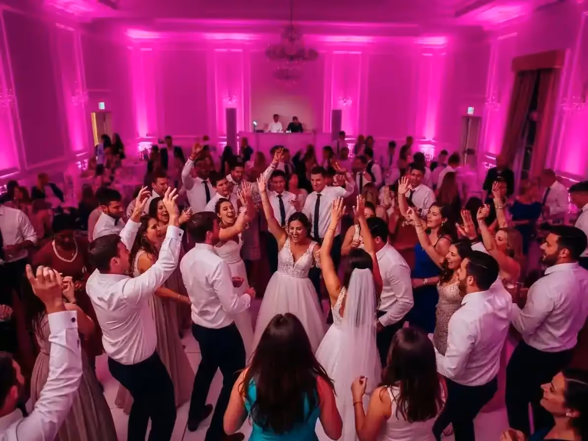 Iluminacion magenta para baile de novios en boda