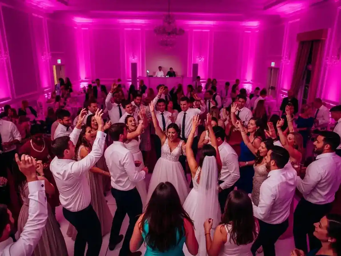 Iluminacion magenta para baile de novios en boda