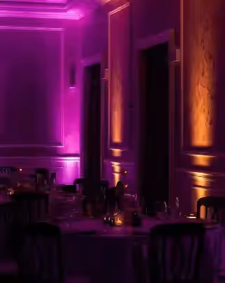 Salón de eventos con luz LED cálida en el perímetro