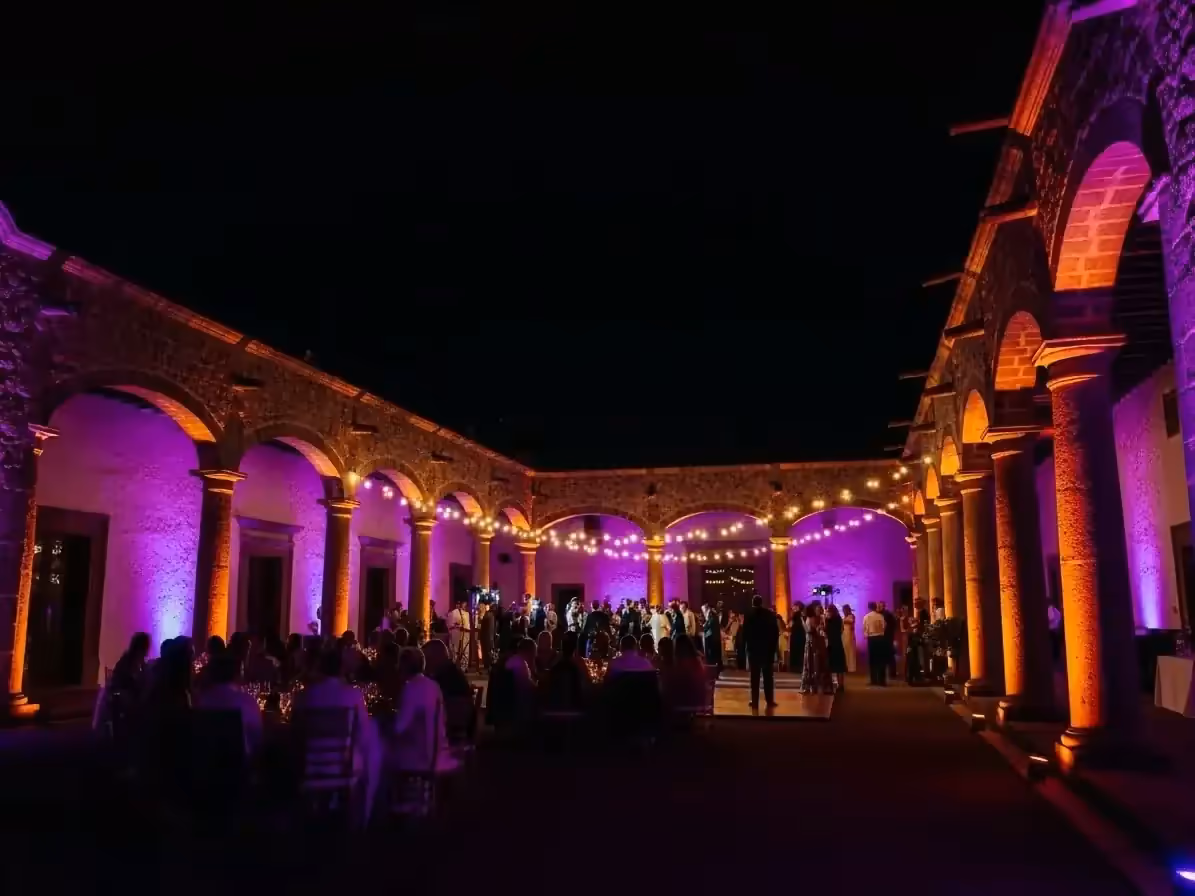 Renta de luces ambar para ceremonia exterior en hacienda