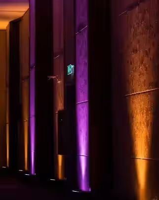 Ambiente de PAR LED morado en un salón chico