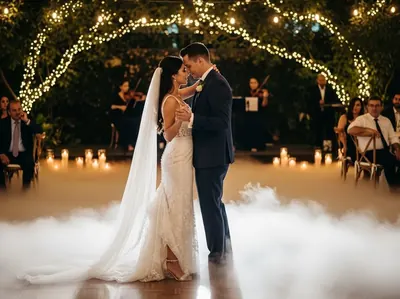 Primer baile de novios con humo bajo en salón