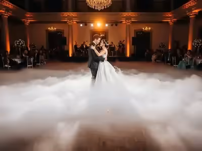 Vals de XV años con humo bajo y chambelanes