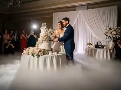 Brindis con humo bajo en recepcion de boda