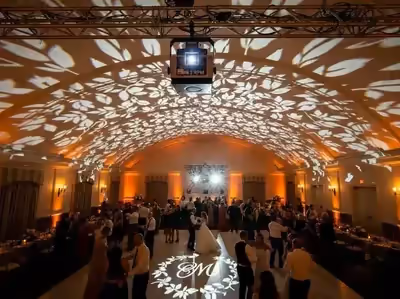 Logo proyectado en fachada de hacienda